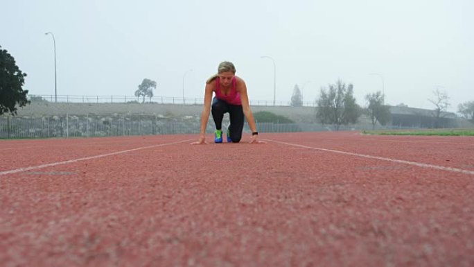 女运动员在4k跑道上处于起始位置