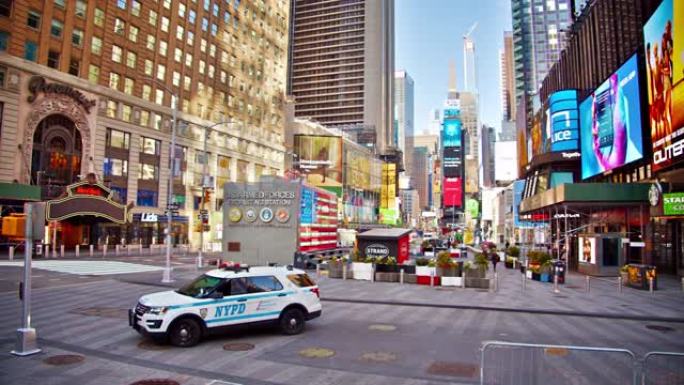 警车在空荡荡的纽约时代广场广告牌上。警车。娱乐中心。旅游目的地。