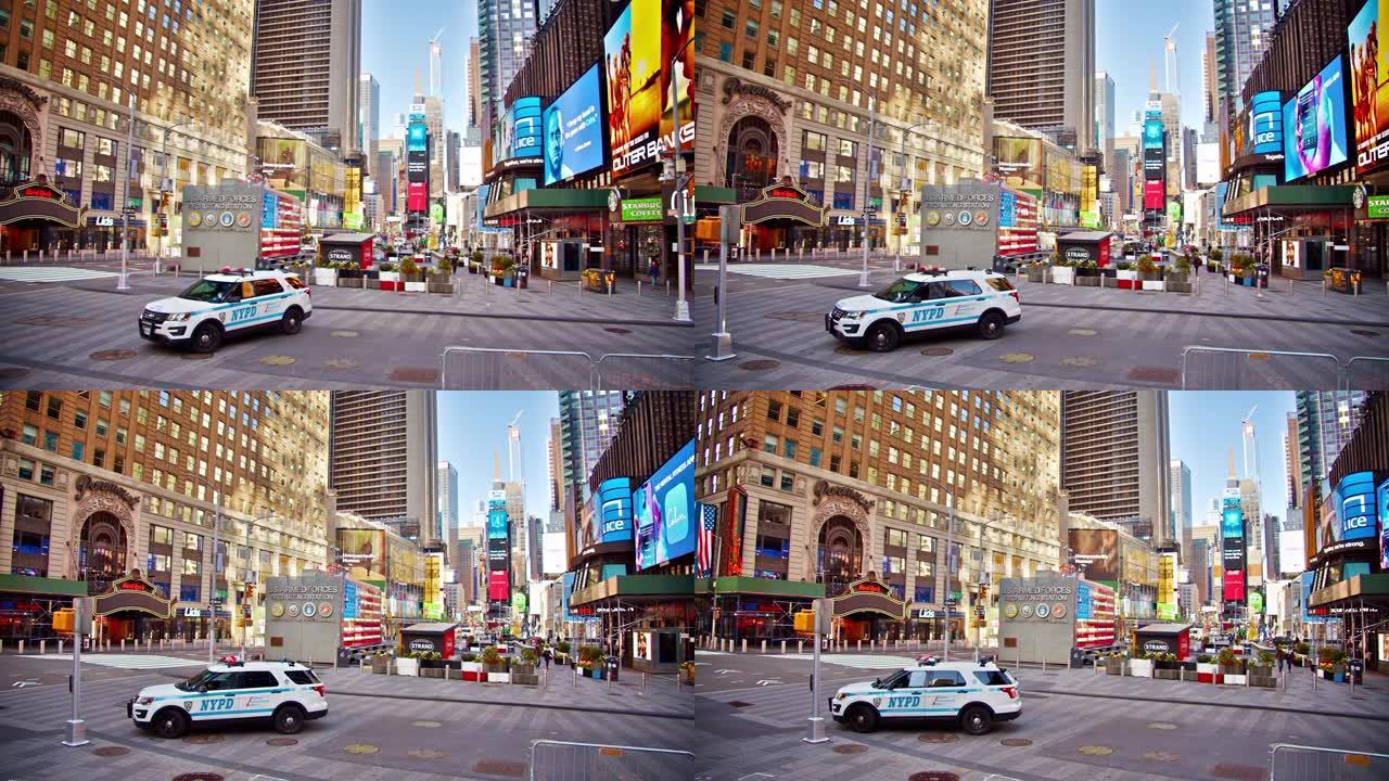 警车在空荡荡的纽约时代广场广告牌上。警车。娱乐中心。旅游目的地。