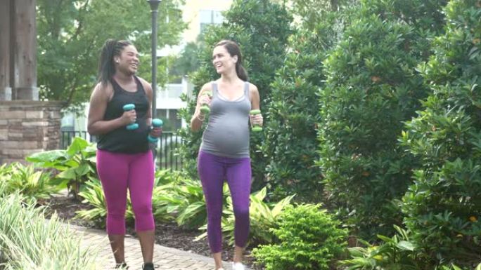 两个孕妇一起锻炼，散步