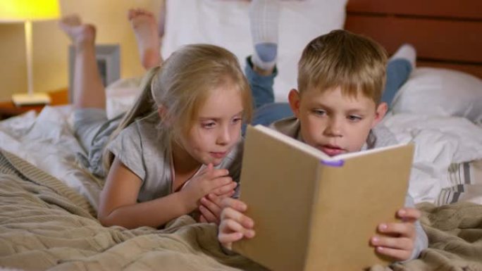 弟弟和妹妹一起读童话