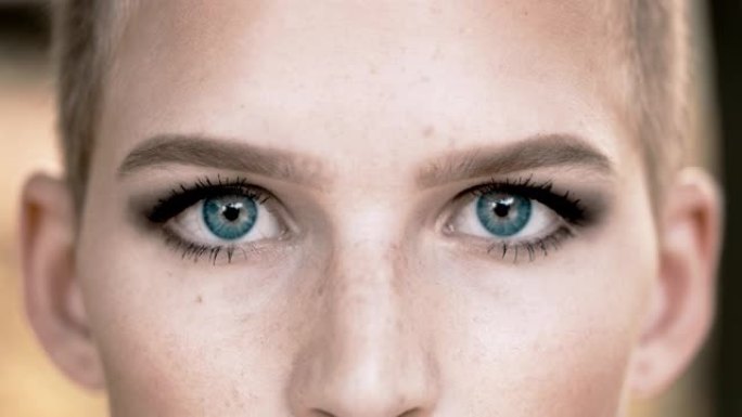 一位美丽的蓝眼睛年轻女子的DS CU肖像