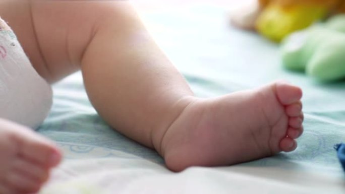 婴儿脚的特写展示小脚丫新生儿