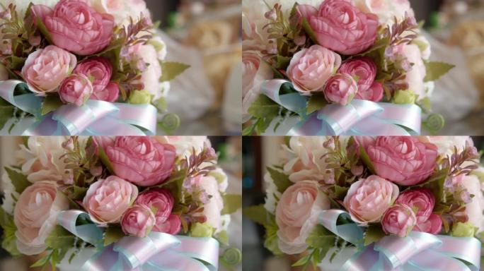 粉红玫瑰彩色粉彩放在家里桌子上的罐子里。爱情概念