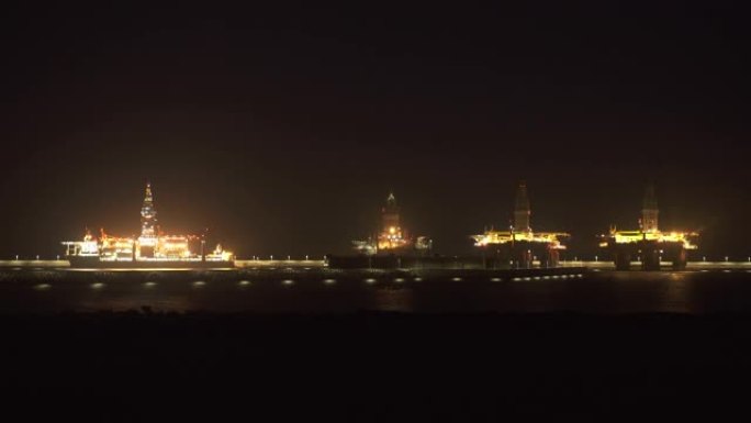 夜晚的海岸线全景。照明工厂