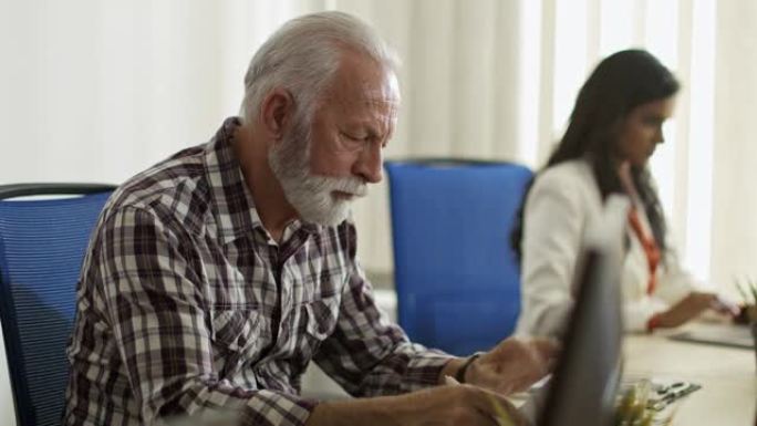 在办公室工作的商人