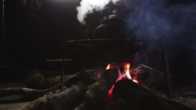 中国云南家庭厨房的传统茶壶着火