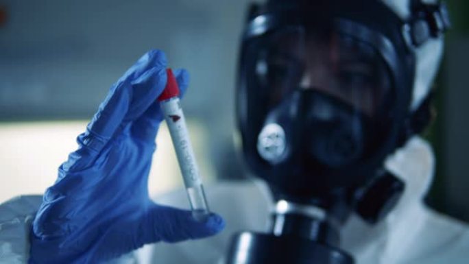 研究人员用冠状病毒结果检查一根管子。