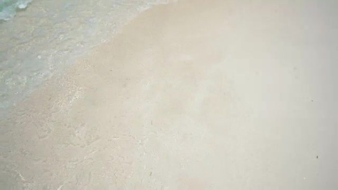 阳光明媚的白色沙滩上的铜海水