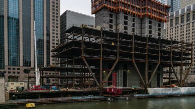 延时: 在美国伊利诺伊州芝加哥河沿岸的建筑工地工作