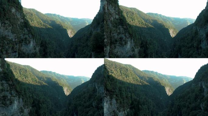 巨大的悬崖之间的峡谷中令人惊叹的通道