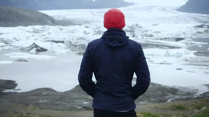 游客joying amazing view。泻湖冰川