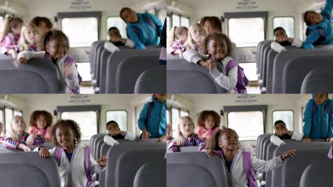 小学生一起上车校车少儿教育黑人