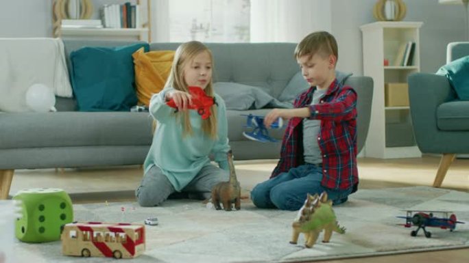 在客厅里: 男孩和女孩坐在地毯上玩玩具飞机和恐龙。阳光明媚的客厅，孩子们玩得开心。