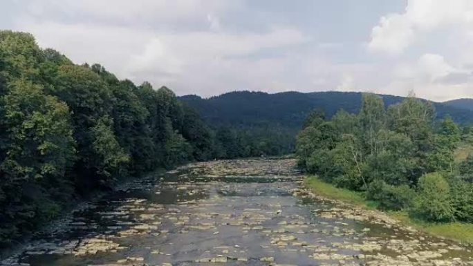 山河。鸟瞰图高山峰瀑布山脉