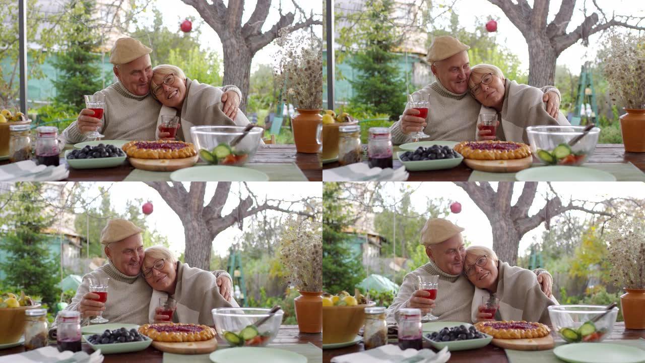 相爱的白人老年夫妇坐在花园里拥抱