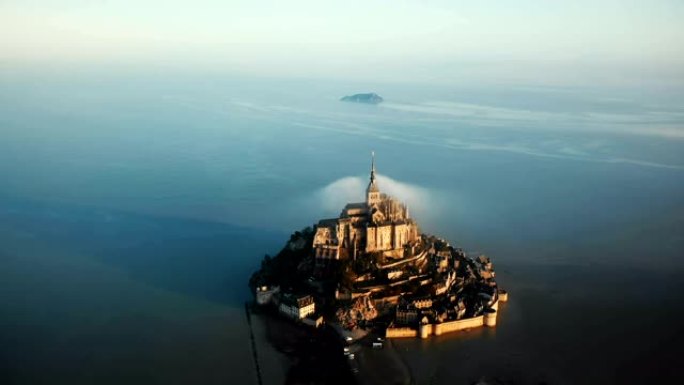 电影空中拍摄的空灵日出圣米歇尔山城堡在诺曼底的高潮海中被包围