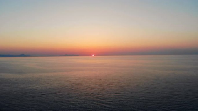 太阳正落在平静的海洋中
