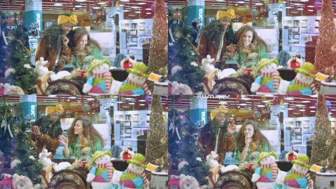 两个女孩在商场检查圣诞装饰品。