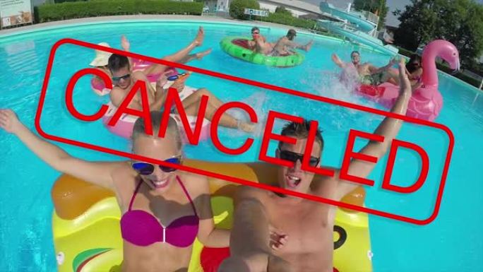 自拍照: 取消的标志覆盖了在游泳池聚会的游客的笑脸