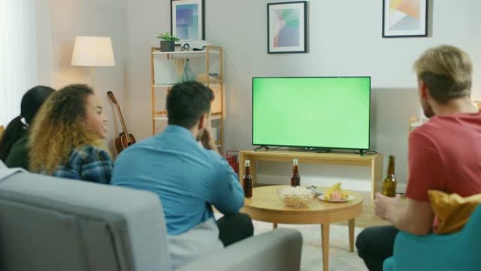 坐在客厅沙发上的不同体育迷群体观看绿色色度键屏幕电视重要比赛，玩得开心，担心，不敢相信球队会输。