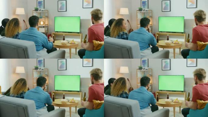 坐在客厅沙发上的不同体育迷群体观看绿色色度键屏幕电视重要比赛，玩得开心，担心，不敢相信球队会输。
