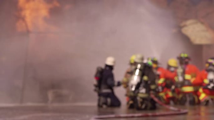 消防员在散焦的火焰事故中进行救援行动