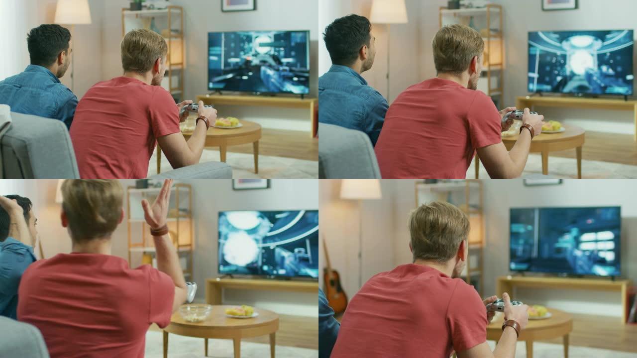 在客厅里，两个朋友坐在沙发上，拿着控制器玩竞争性视频游戏，电视屏幕上显示了3D动作射击游戏。他们在完