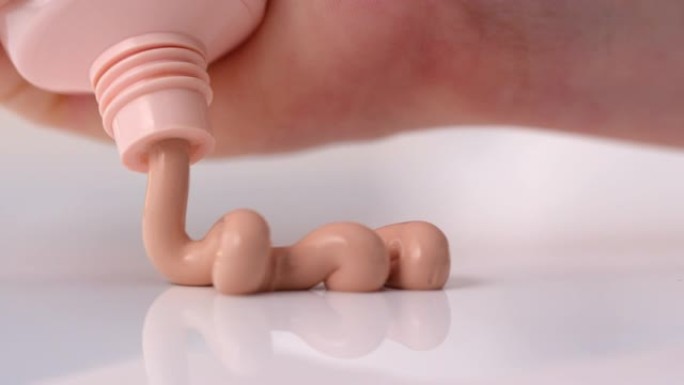 桌子上挤压化妆粉底的特写视图