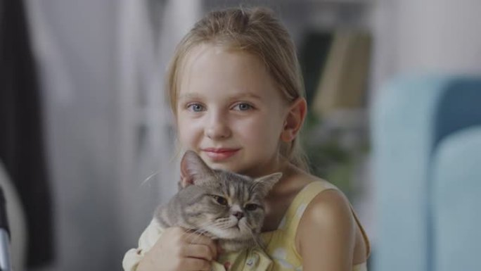 抱着猫的女孩外国小姑娘猫咪萌宠