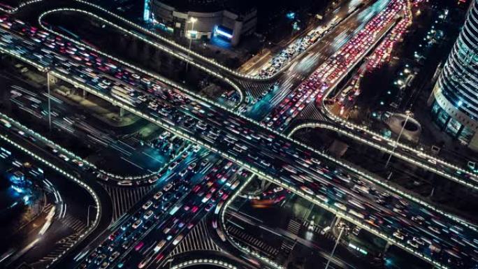 夜间天桥和城市交通的T/L鸟瞰图/中国北京