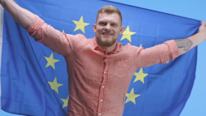 一个年轻人举着欧盟旗帜跳舞
