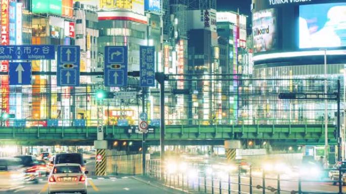 日本东京晚上新宿繁忙的交通，向左平移