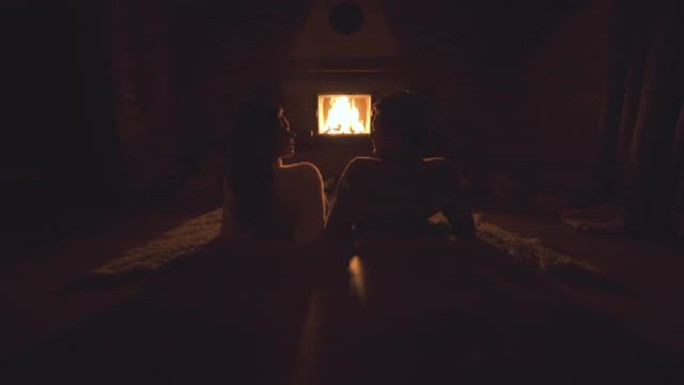 这对年轻夫妇躺在壁炉旁的地板上