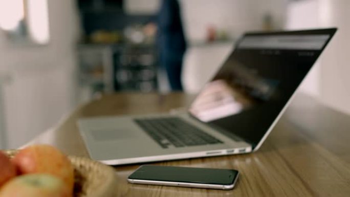 餐桌上的CU智能手机和笔记本电脑
