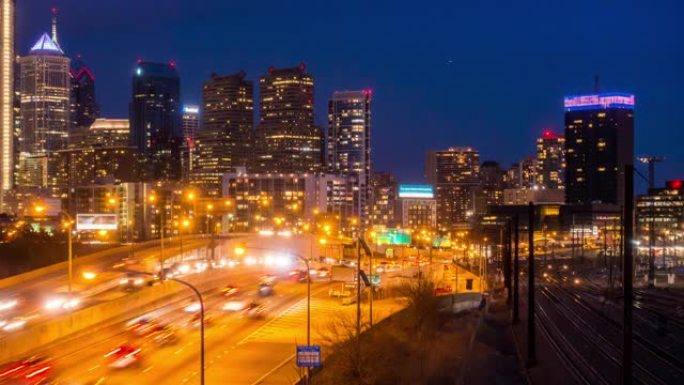 延时: 美国宾夕法尼亚州黄昏日落时的费城高速公路和天际线摩天大楼的城市景观