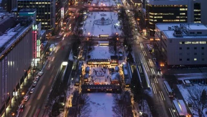 札幌电视塔的大通公园俯视图，黄昏时商业区有红绿灯。特写并缩小。
