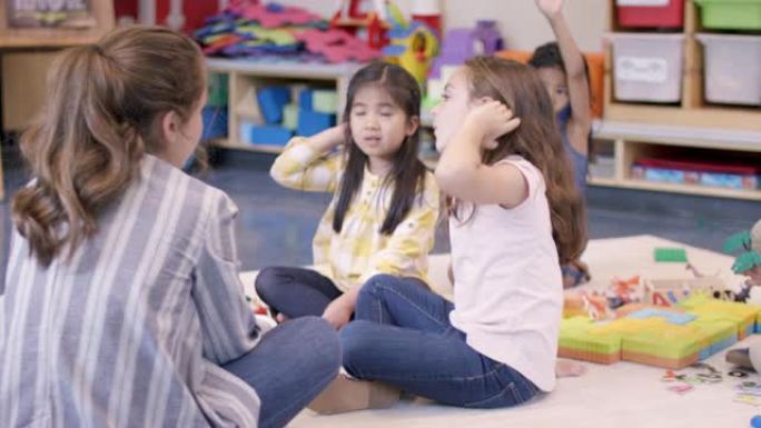 幼儿园学生一起玩外国小女孩小朋友开心快乐