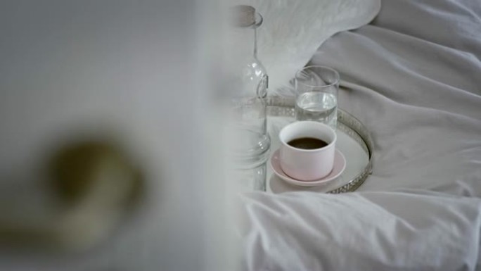 早上在床上喝咖啡