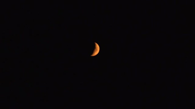 黑色天空上的新月月食天文月牙