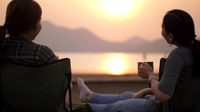 在湖边放松夕阳笑容干杯