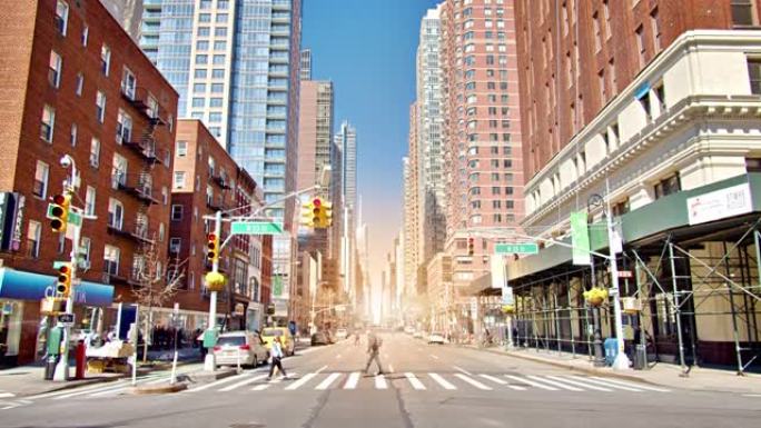 纽约现代建筑之间的日出。行人前往第六大道上班。住宅和金融区