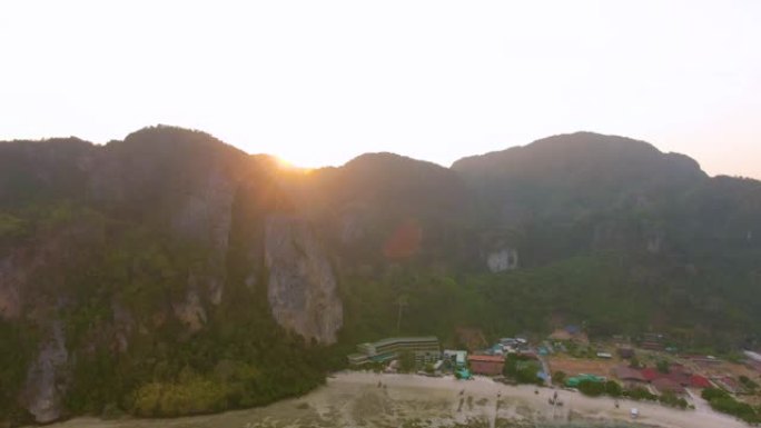 泰国甲米府披披群岛全景。壮观的彩色日落在大海和岛屿上。热带和平静的印度洋的惊人黄昏