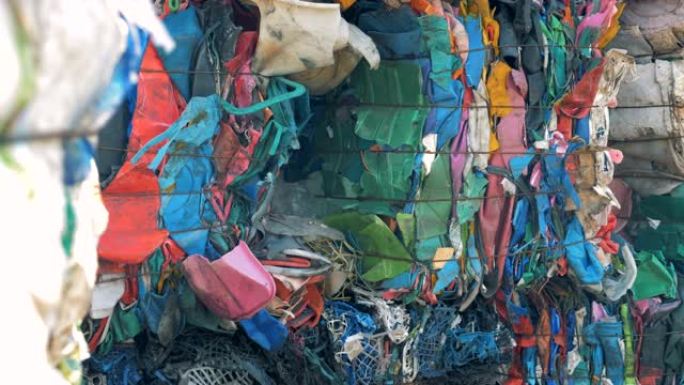 彩色塑料垃圾堆放在垃圾场，特写。