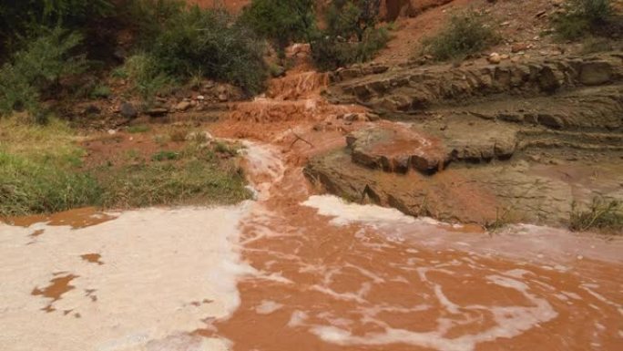 大雨导致水土流失后的4k洪水视图