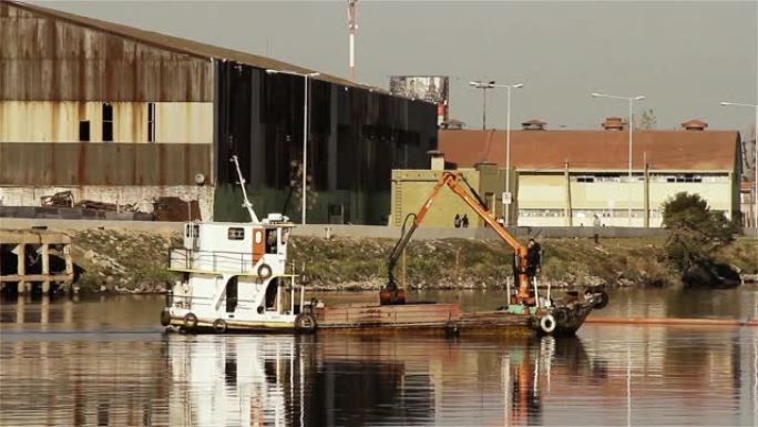 布宜诺斯艾利斯 (阿根廷) 里亚丘埃洛河的垃圾收集船。