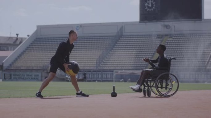 轮椅运动员和教练投掷药球