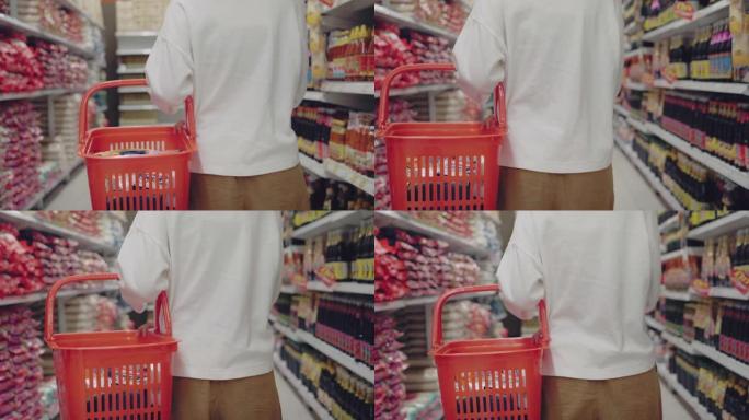 亚洲少女在超市购物，戴口罩