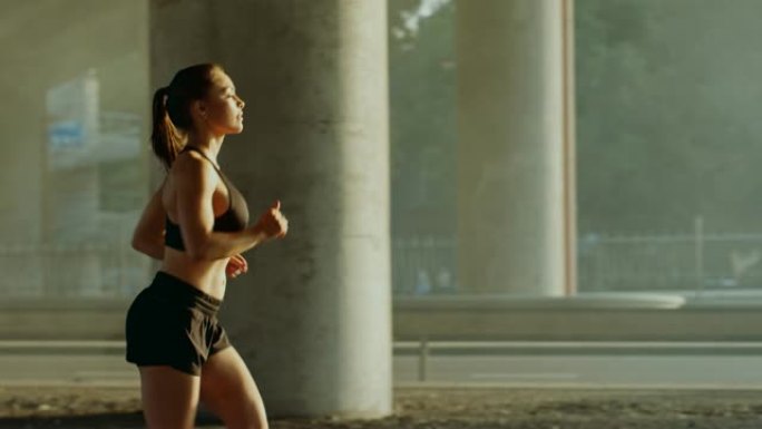穿着黑色运动上衣和短裤的美丽丰满的健身女孩正在街上精力充沛地奔跑。她在城市环境中慢跑，背景是汽车。