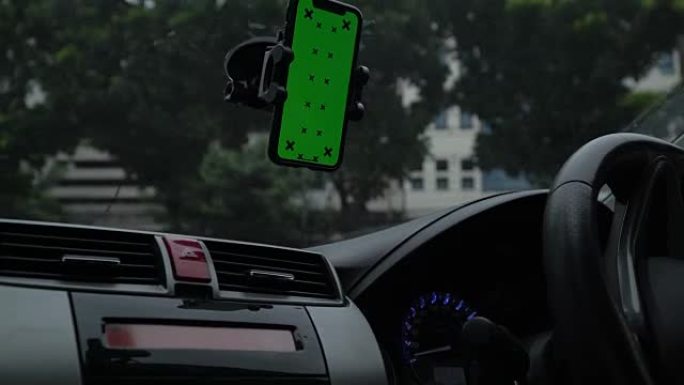 在汽车上使用智能手机的商人特写镜头，绿屏
